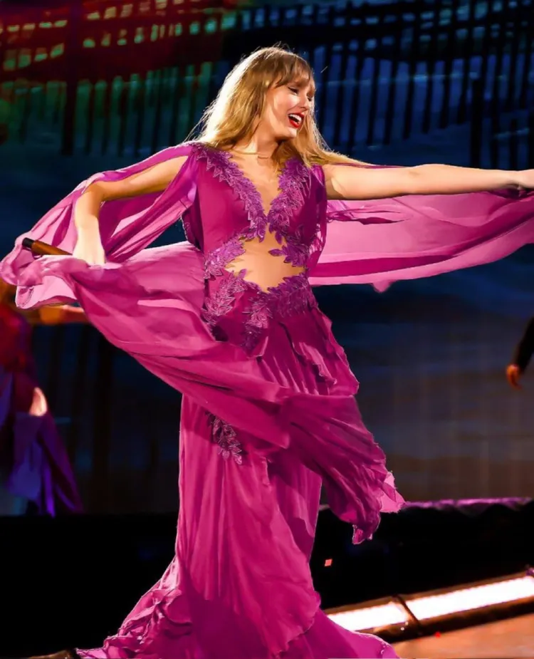 泰勒絲這套衣服出自Alberta Ferretti 設計，她換穿多套造型，讓粉絲看得很盡興。翻攝X@tswifterastour