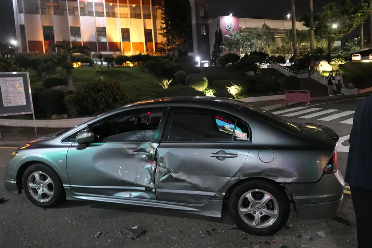 自小客車也被向後滑動的遊覽車撞上，所幸駕駛僅輕傷。民眾提供