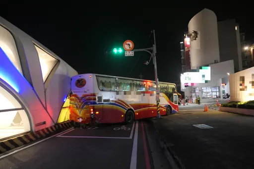 台中弘光科大前遊覽車突失去動力 倒退嚕撞「白海豚車站」釀1傷