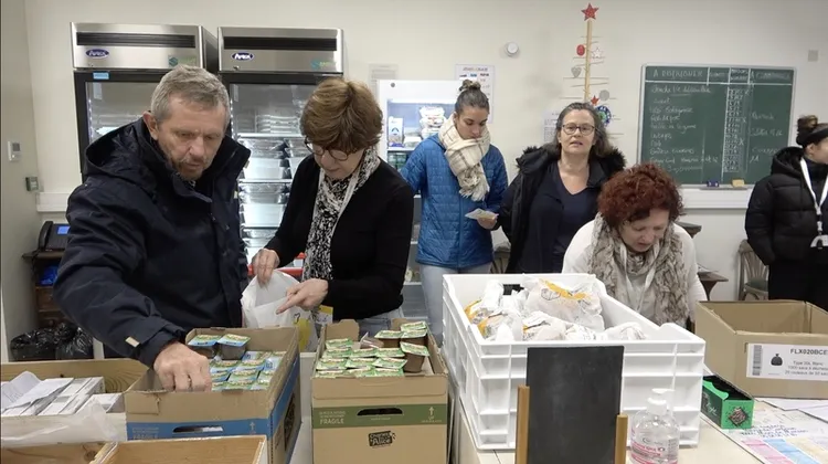 阿茲海默村雜貨店上午必定熙來攘往，銀髮族村民推著購物車魚貫走進商店，在志工陪伴下進行採買。活化大腦和社交是活動最主要目的，同時也能幫助彼此分攤日常家務。中央社