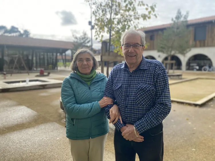 村民穆隆蓋（左）和佛朗西斯（右）是到了阿茲海默村才認識的，兩人在剛來時都經歷了一段適應期，如今卻非常享受村裡的生活和步調。佛朗西斯強調，失智症最好的解方，就是多和他人交流。中央社