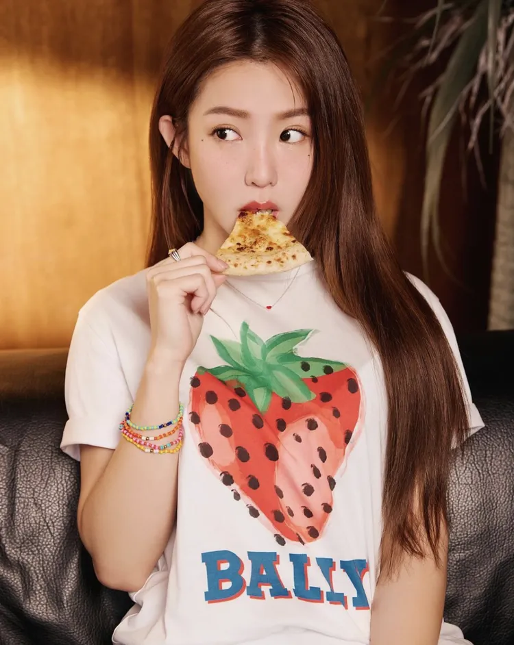 郭書瑤穿著Bally草莓T。翻攝郭書瑤IG