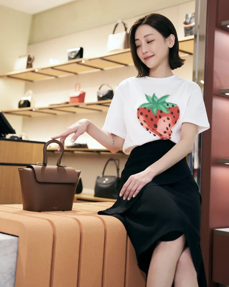 謝欣穎將草莓T搭上窄裙。翻攝謝欣穎IG