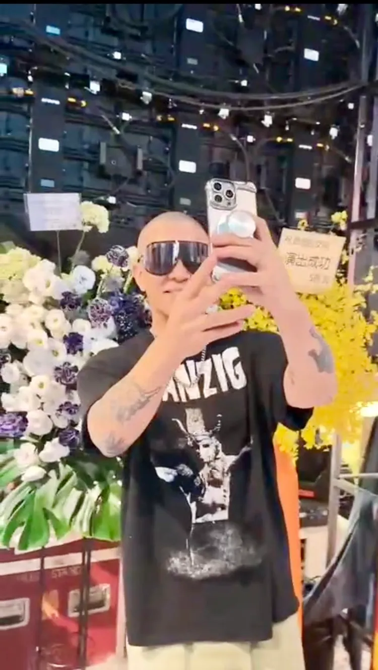 具俊曄在會場開心跟老婆大S送的花籃自拍合照。特勤中心攝