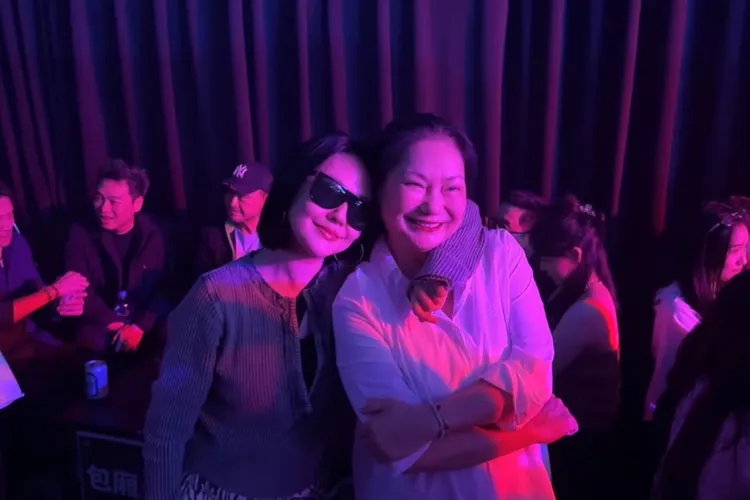 小S在演唱會現場開心跟S媽合照。特勤中心攝