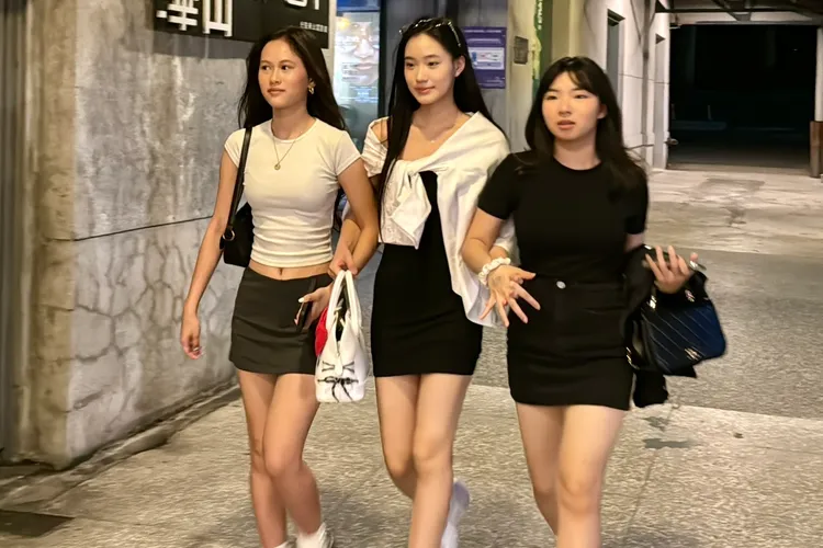 小S二女兒Lily（中）穿短裙，秀筆直長腿超吸睛。特勤中心攝