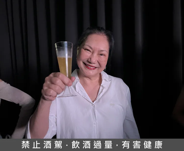 S媽高舉酒杯十分開心。讀者提供