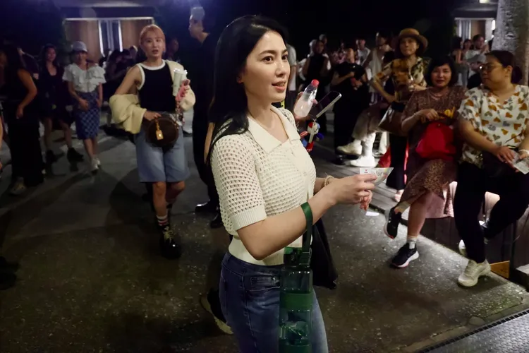 許藍方穿著洞洞裝前來朝聖具俊曄演唱會。特勤中心攝