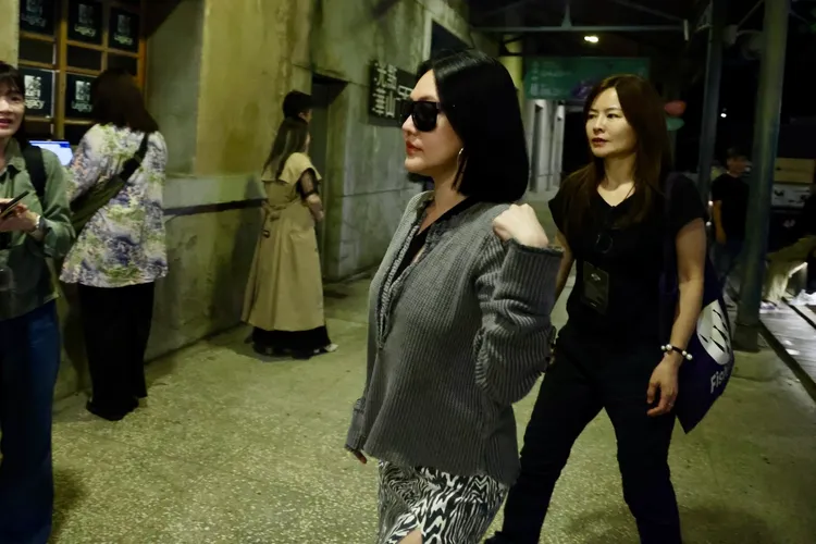 小S戴著大墨鏡，身穿露肩裝小露性感到場。特勤中心攝