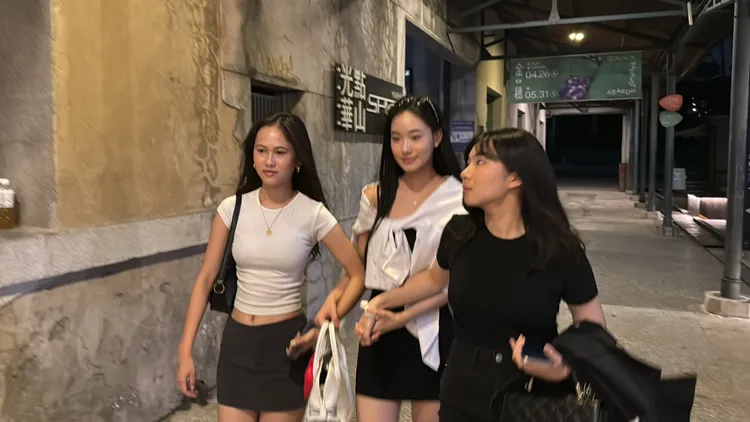 小S的二女兒Lily（中），牽著朋友的手跟在許雅鈞之後到場同歡。特勤中心攝