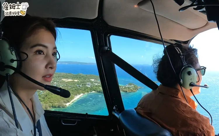 韋汝（左）、詹姆士搭乘直升機。八大提供