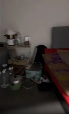 床鋪旁還擺有電鍋等家電。翻攝爆料公社