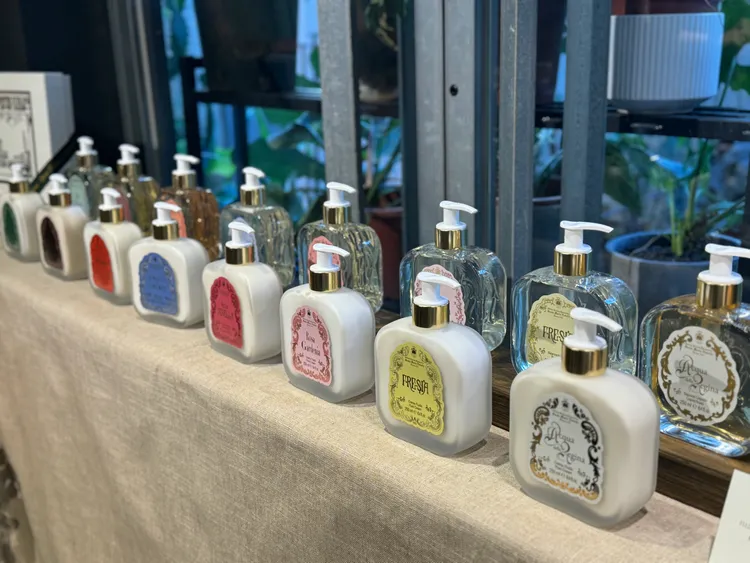 Santa Maria Novella佛羅倫斯1221系列身體乳250ml／2500元、潔膚露250ml／2000元、沐浴露250ml／2050元。張家玲攝