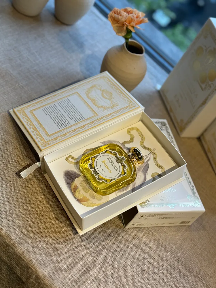 Santa Maria Novella麥地奇花園淡香精擁有精裝書的外盒包裝。張家玲攝
