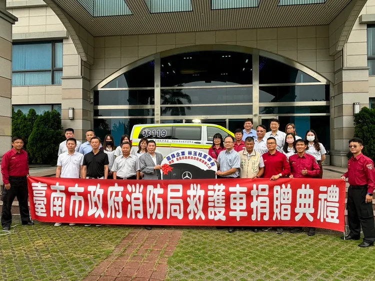 有企業樂善好施，近4年來捐出3輛救護車。消防局提供