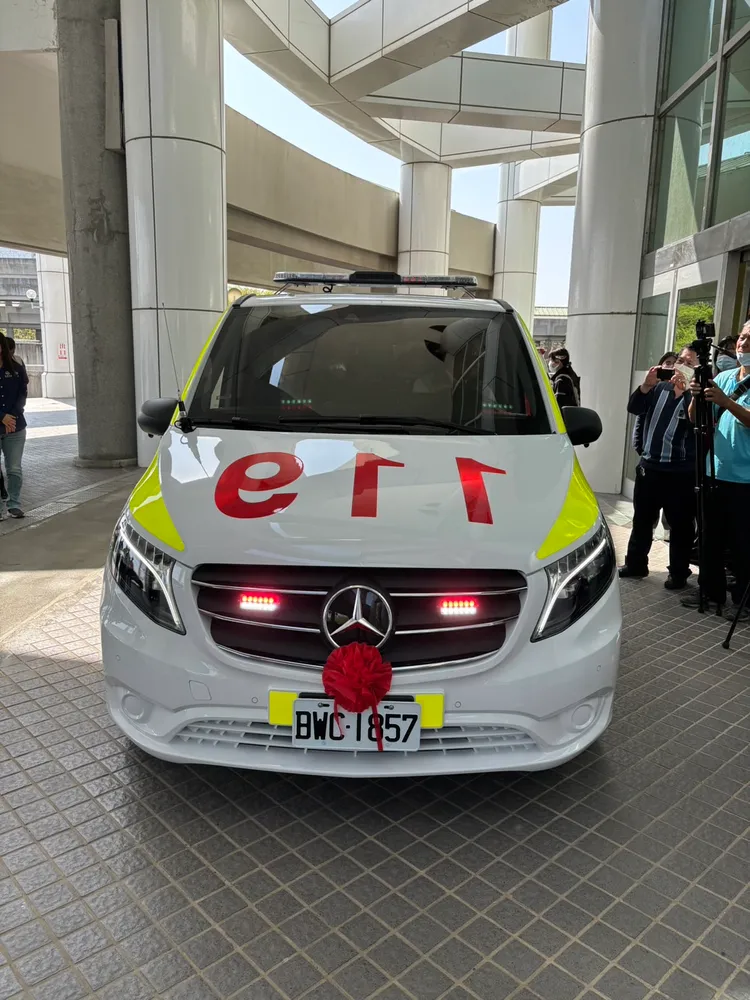 有營造公司近日捐贈賓士救護車給南科分隊。消防局提供