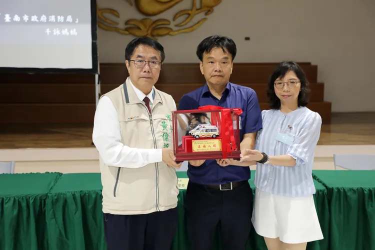 有夫婦痛失16歲愛子，捐出車禍賠償金來購置救護車，希望能挽救更多人性命。市府提供