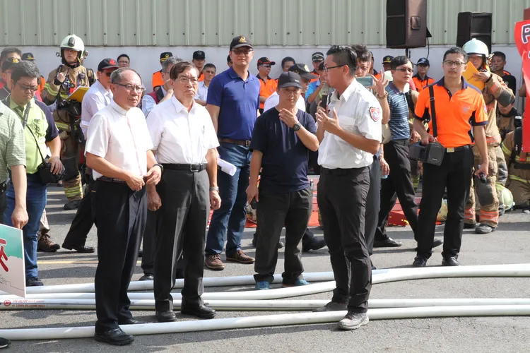 消防局長李明峯(白衣左2）呼籲跨區行善，或改捐小型消防車。資料畫面