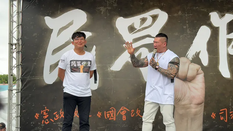 黃國昌、館長再度同台。彭欣偉攝