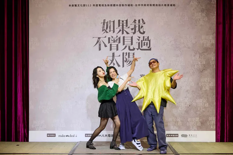 李沐（左起）和劇中父母陳孝萱、江宏恩。一諾影視提供