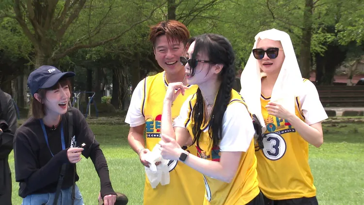 強棒舒子晨（右二）慘摔，眾人無情嘲笑。台視提供