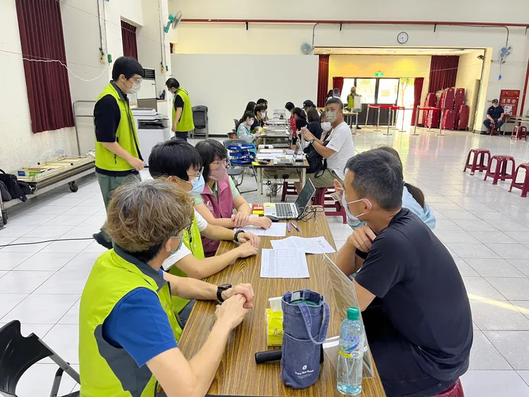 市府派員一對一向大林蒲居民解說，調查遷村意願。市府提供