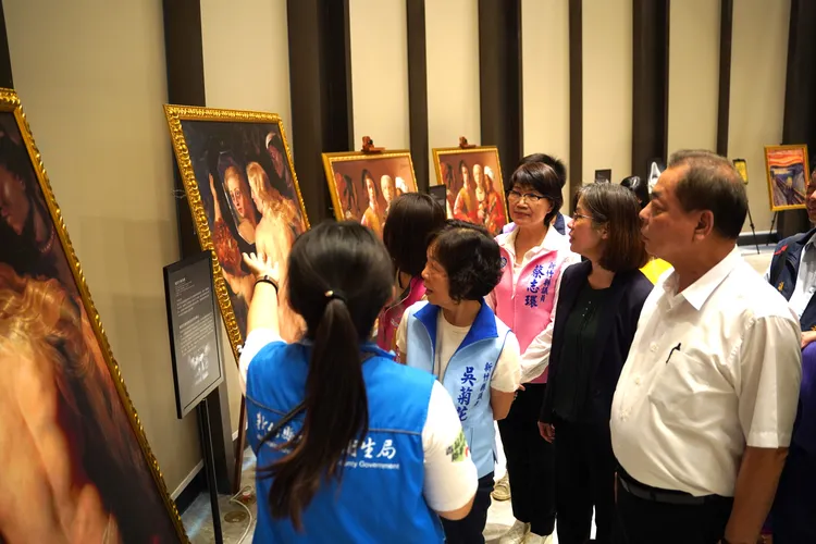 與會人員參觀特展。新竹縣府提供