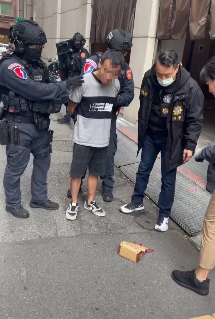 見警方攻堅，吳男、楊男竟將毒品丟出窗外企圖滅證。翻攝照片