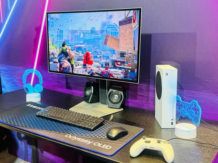 Odyssey OLED G8，採用平面螢幕，搭載NQ8 AI第三代高效處理器，擁有全新抗眩光真霧面技術。記者／趙筱文攝影。