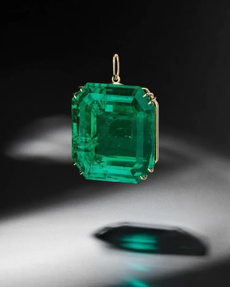 280.84克拉的超巨型祖母綠「亞馬遜女王」，以約9850萬元台幣成交。翻攝phillipsjewels
IG