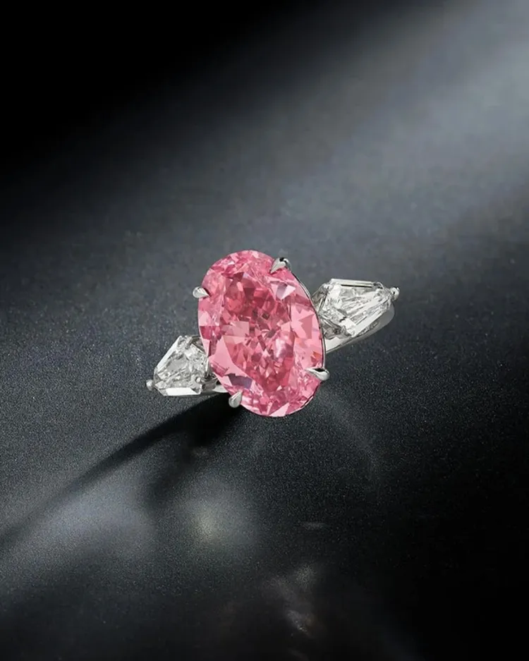 6.21克拉的豔彩粉紅色鑽石戒指，以約3.84億台幣成交。翻攝phillipsjewels
IG