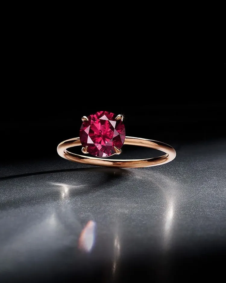 1.56克拉紅鑽「阿蓋爾紅鑽」，以高出估價約2.7倍的價格，約1.34億台幣成交，還寫下2大紀錄。翻攝phillipsjewels
IG