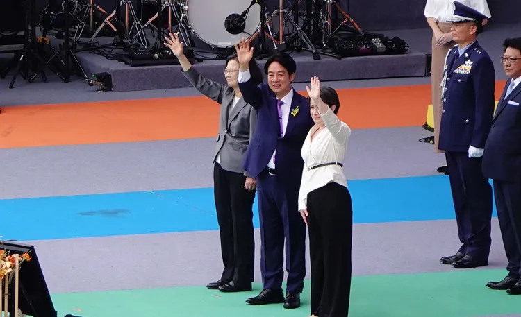 賴清德、蕭美琴與蔡英文一同到舞台前與民眾揮手致意。莊宗達攝