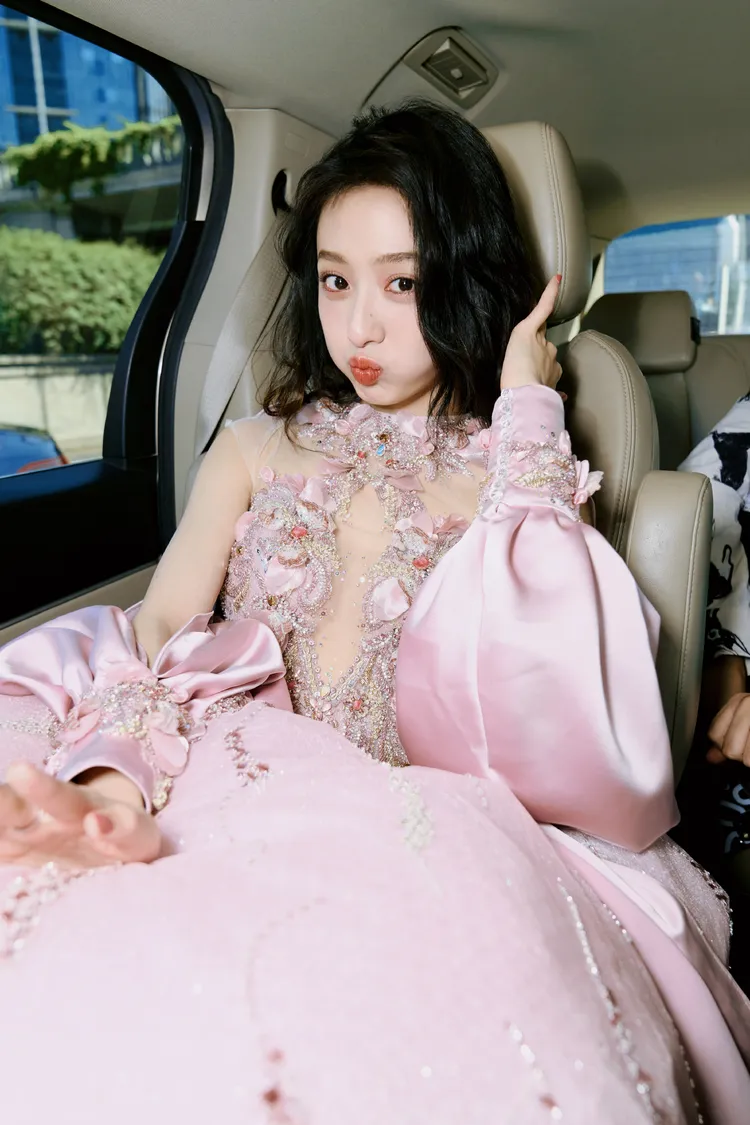 胡連馨嘟嘴模樣很俏皮。翻攝胡連馨微博