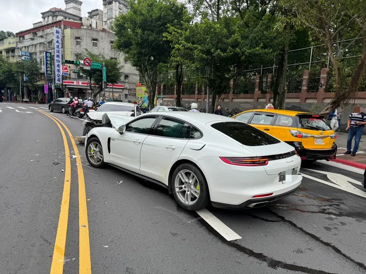 車禍現場。翻攝畫面