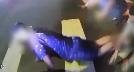 新店17歲少年4.7萬拖欠4月遭押走 警當街喝令趴下逮4嫌