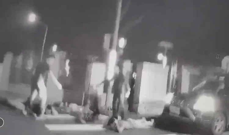 警方埋伏在教贖金的現場，待交錢後一湧而上逮人。翻攝畫面