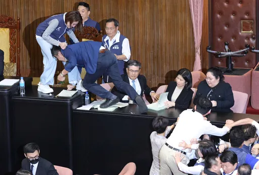 鍾佳濱三度道歉!陳菁徽更怒了「難道我活該被襲臀」 砲轟他說謊