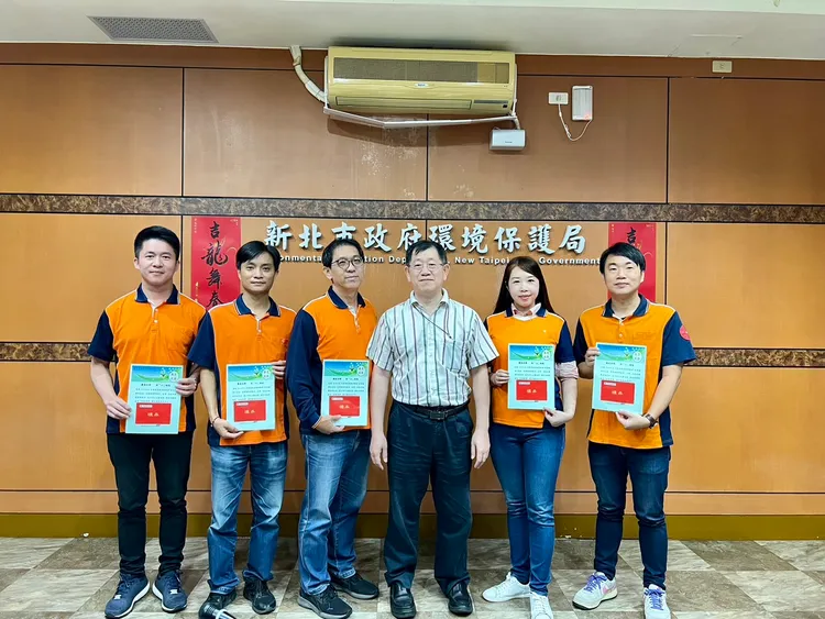 新北市環保局副局長朱益君(右3)表揚112年下半年至今拒收餽贈的清潔隊，由5位隊長代表受獎。環保局提供