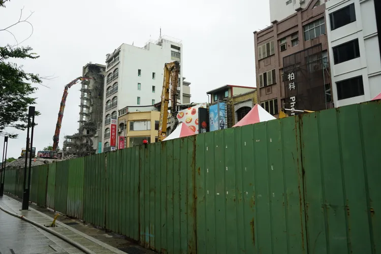 花蓮市中正路因拆樓封路讓附近店家生意大受影響 。民眾提供