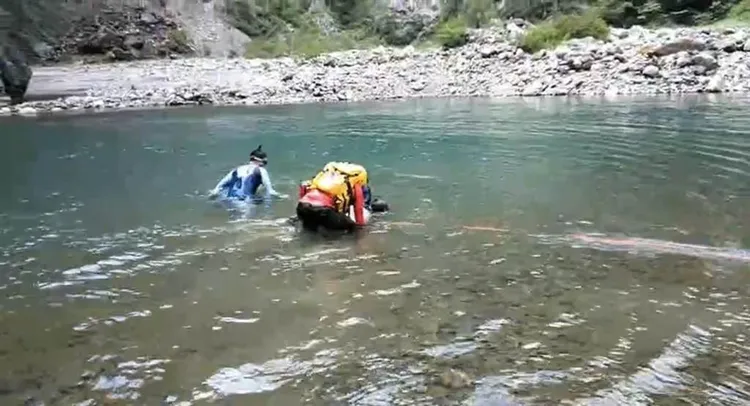 救難人員找到洪姓少年，但他已明顯死亡。資料照片