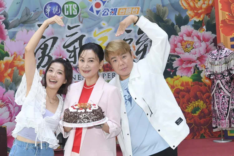 林雨宣（右）、羅裕誴（左）特別準備母親節蛋糕，要獻給陳亞蘭。公視台語台、華視提供