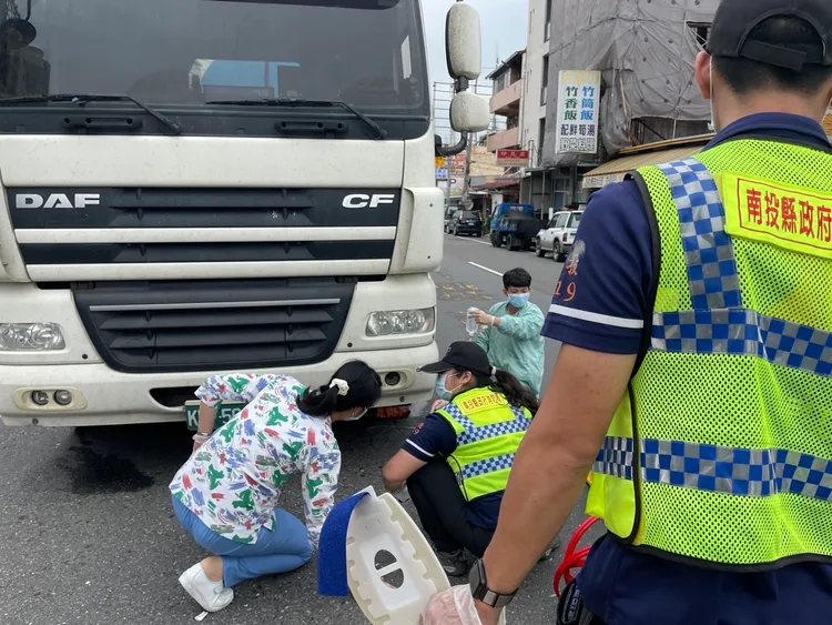 消防人員與竹山秀傳護理師合力救人。民眾提供