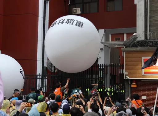 人潮還在湧現!「青鳥行動」突破1萬2千人 兩大訴「球」送進國會