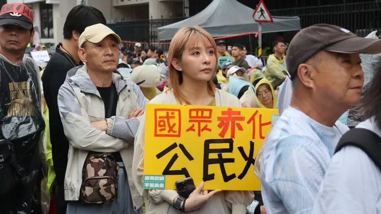 不少民眾舉著標語參加活動。記者葉家瑋攝