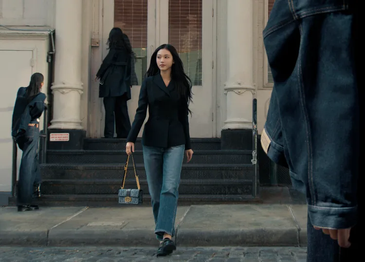 30 MONTAIGNE藍色煙燻OBLIQUE丹寧包， 10萬5000元。品牌提供