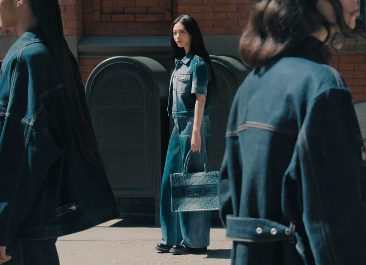 DIOR BOOKTOTE藍色煙燻OBLIQUE丹寧中型托特包10萬3000元、大型10萬5000元。品牌提供