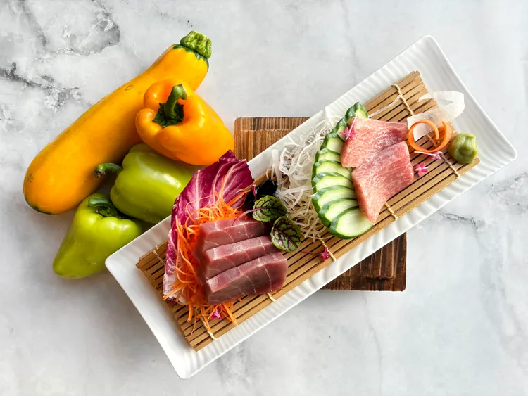 昇恆昌內湖旗艦店Home Garden餐廳，推出每日限量５份的頂級銷魂黑鮪魚大腹$1500+10%，讓台北也吃得到東港直送的黑鮪魚，令人不禁食指大動。業者提供