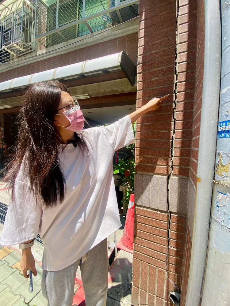 大樓主委指大樓接縫越來越大。王志弘攝