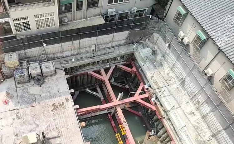 建案向下開挖10米，卻造成附近住戶跟著下陷，有4戶屋宅明顯傾斜。住戶提供